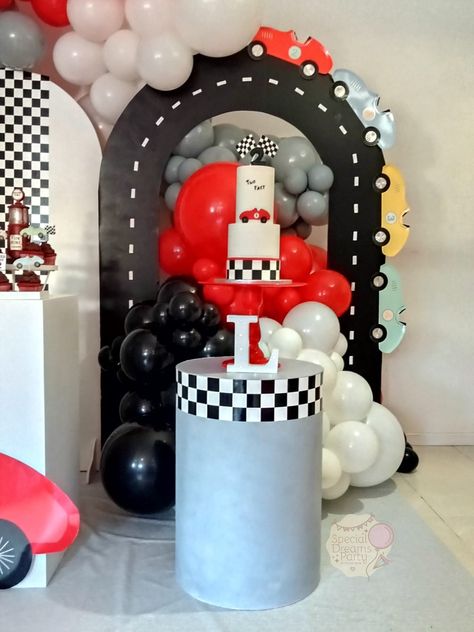 Race Car Backdrop Ideas, Corvette Birthday Party Ideas, Race Car Table Decorations, Pixar Cars Birthday, Hotwheels Birthday Party, Hot Wheels Birthday, Car Themed Parties, Car Birthday Theme, Race Car Birthday Party