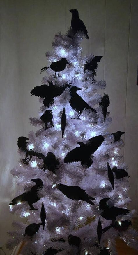 Christmas tree with crows Spooky Christmas Decorations, Black Christmas Tree Ideas, Black Christmas Tree Decorations, Balzam Na Pery, Halloween Christmas Tree, Black Christmas Tree, Scary Christmas, Creepy Christmas, Black Birds