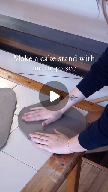 Clay Cake Stand Diy, Clay Cake Stand, Clay Hand Building Ideas, Pottery Basics, Pottery Cake Stand, Ceramic Cake Stand, Handmade Flower Pots, Diy Cake Stand, Cake Stand Ceramic