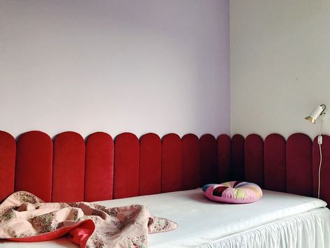 twin bed with red upholstered scalloped headboard Scallop Headboard, Scalloped Headboard, Rainbow Headboard, Danish Home, Dwelling Place, Bedroom Decoration Ideas, Montana Furniture, Modern Colonial, Daughter Bedroom