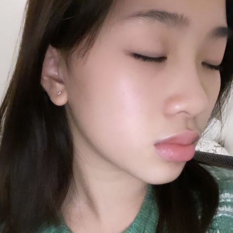 Girl with flawless clear skin Perfect Glass Skin, Clear Under Eyes, Glass Skin Manifestation, Pale Clear Skin, Korean Clear Skin Aethstetic, Clear Face Aesthetic, Clear Forehead Skin, How To Manifest For Clear Skin, No Acne Clear Skin