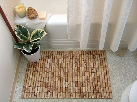 Wine Cork Bath Mat: 175 corks, shelf liner and hot glue. AWESOME. Could be a wall hanging. Could be placemats. Wine Cork Projects, Wine Cork Diy, Eco Crafts, Cork Projects, Wine Bottle Corks, Cork Diy, Cork Art, Hemma Diy, Wine Cork Crafts