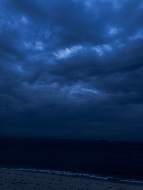 Blue Widget, Dark Beach, See World, Winter Beach, Sky Sea, Aesthetic Coffee, Blue Hour, Ocean Art, Beach Waves