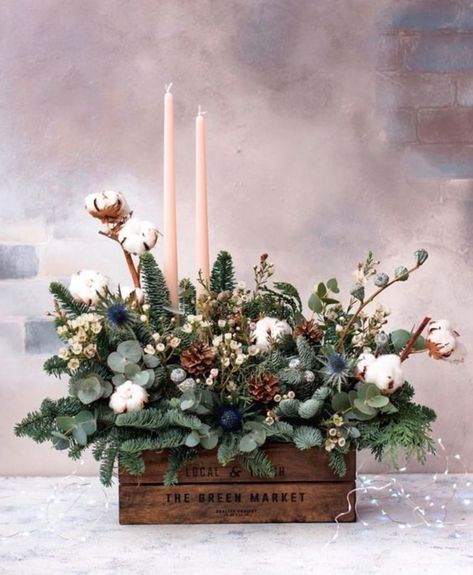 Flower Arrangements Winter, Deco Noel Nature, Art Floral Noel, Farmhouse Christmas Decorations, Winter Flower Arrangements, Winter Floral Arrangements, Jul Diy, Christmas Planters, Christmas Flower Arrangements