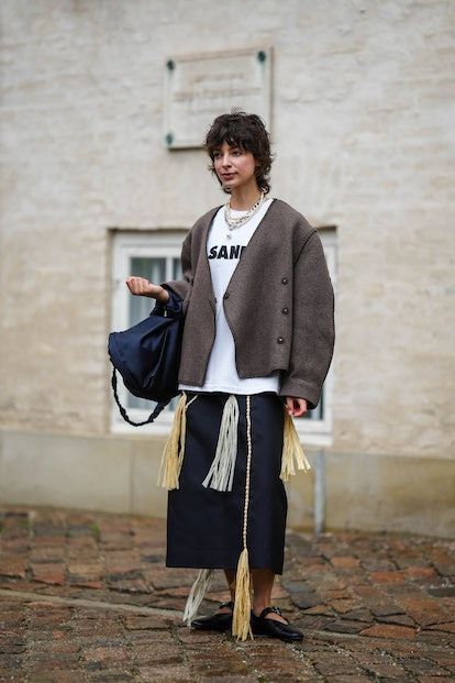 Brown And Brown Outfit, White Tee Outfit, Skirts For Fall, Sagittarius Sun, White Tees Outfit, Autumn Lookbook, Copenhagen Street Style, Latest Summer Fashion, Outfit Street