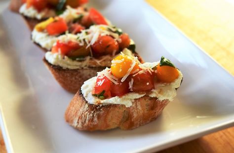 Bruschetta With Goat Cheese, Tomato Basil Bruschetta, Bruschetta Recept, Tomato Bruschetta Recipe, Bruschetta Appetizer, Summer Appetizers, Goat Cheese Crostini, Goat Cheese Appetizer, Cheese And Tomato