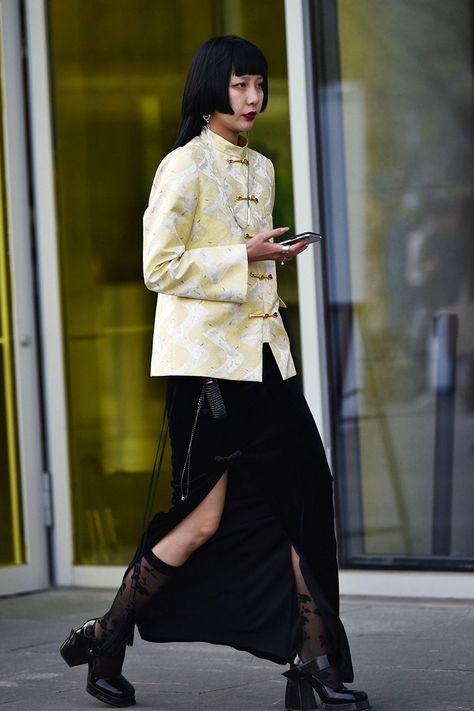 Shanghai Fashion Week FW21 Street Style Looks | HYPEBEAST Qipao Street Style, Traditional Chinese Street Fashion, Chinese Look Fashion, Chinese Jacket Street Style, Chinese Fashion Trends, New Chinese Style Fashion, Cheongsam Street Style, Chinese Style Outfit, Chinese Inspired Fashion