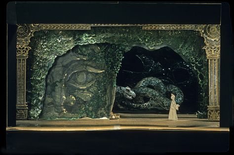 Magic flute stage maquette Stage Design Aesthetic, Fantasy Stage Design, Paper Scenography, Cave Set Design, Theater Scenography, Stage Aesthetic, Shakespeare Stage Design, Medieval Theatre Stage, Medea Theatre Set Design