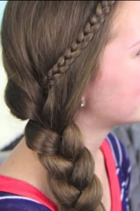 The Nested Side Braid by Brooklyn from CuteGirlsHairstyles. A mini braid into a bigger side braid gives the braid a nested look. This is really cute and so simple! Makeup Hacks Tutorials, Hair And Makeup Tips, Side Braid, Hairstyles For School, Cute Hairstyles, Easy Hairstyles, Makeup Tips, Bobby Pins, Hair Wrap