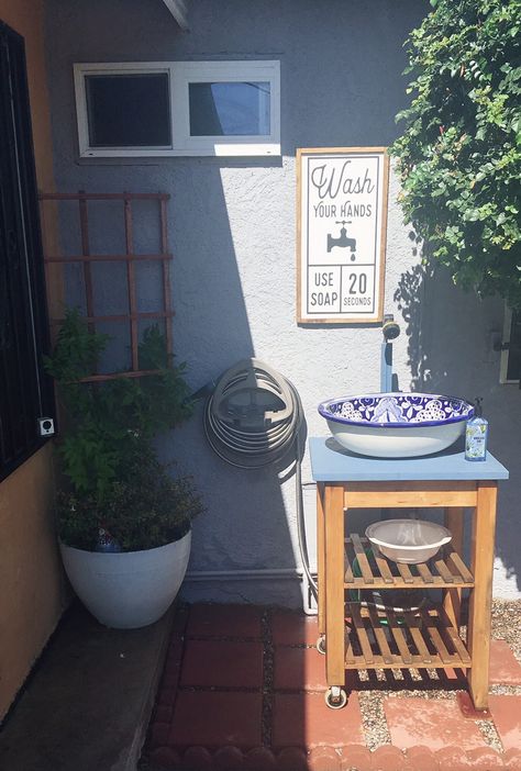 Outdoor Hand Washing Station Garden Sink, Diy Outdoor Sink Station, Outdoor Sinks Station Backyards, Garden Sinks Outdoor Diy, Outdoor Sink Diy, Outdoor Hand Washing Station, Outdoor Sink Ideas, Diy Outdoor Sink, Outdoor Wash Basin