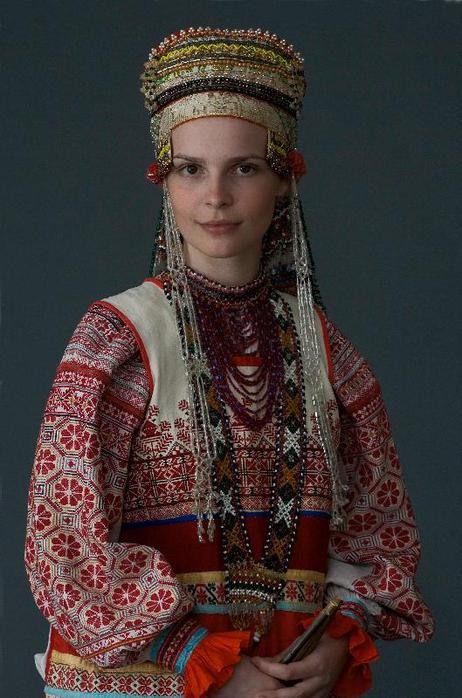 NationStates • View topic - Traditional Dress of Your Nation Christmas Collar, Russian Clothing, Costumes Around The World, Ballet Russe, Tree Collar, Folk Clothing, Russian Culture, National Dress, Mode Boho