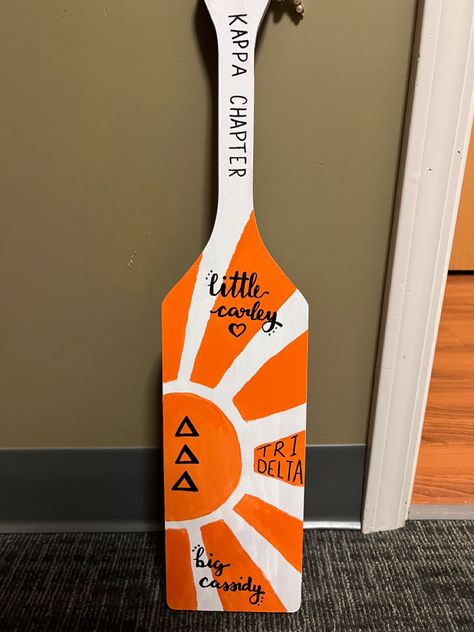 Sorority Paddles Tri Delta, Paddle Sorority Big, Sorority Canvas Paintings, Paddle Sorority, Fraternity Paddles, Big Little Paddles, Paddle Ideas, Greek Paddles, Delta Zeta Sorority