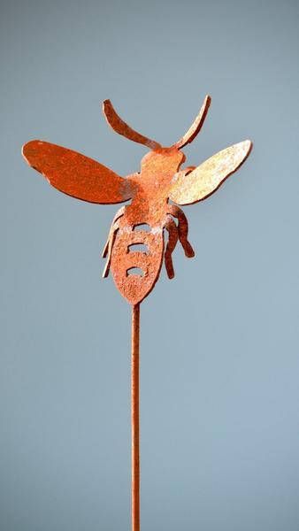 Honey Bee Garden Stake | Metal Bee Garden Art | Bumble Bee Decoration | Bee Planter Stake | Metal Yard Art | Garden Gifts | Bee Hive | P403 Handmade in steel from an original design and hand-rusted, this silhouette of a busy bee has been mounted on a garden pick for greater Bee Garden Art, Pollinator Garden Design, Honey Bee Garden, Bumble Bee Decorations, Rustic Wood Projects, Metal Bee, Bee Garden, Dragonfly Art, Metal Yard Art