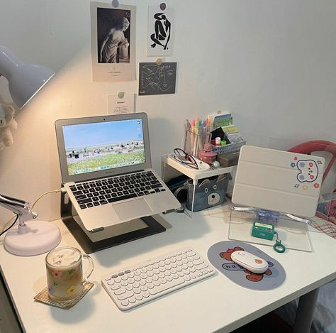 Simple Desk Setup Small Spaces, Laptop And Ipad Desk Setup, Small Desk Setup, Small Room Setup, Pretty Desks, Room Organisation, Study Desk Decor, Desk Area, Desk Inspo