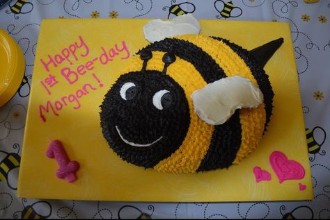 Morgan's first bee-day cake - using wilton ladybug cake pan Bumblebee Birthday, Bee Birthday Theme, Bee Birthday Cake, Bumble Bee Cake, Bumble Bee Birthday, Bee Theme Party, Bee Birthday Party, Bee Cakes, Bee Party