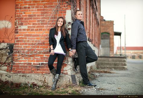 portrait poses "around the corner" Urban Family Photos, Urban Engagement Photos, Prom Pictures Couples, Poses Portrait, Prom Picture Poses, Brick Background, Prom Couples, Chicago Wedding Photography, Family Picture Outfits