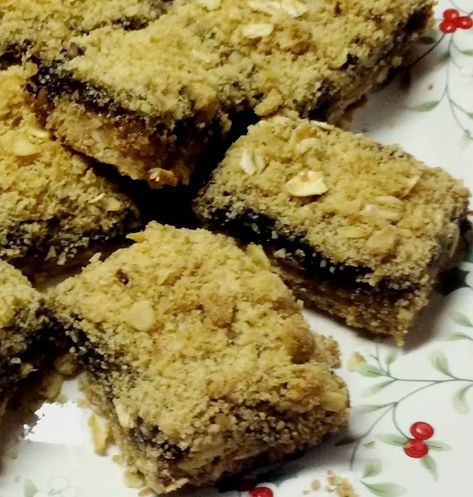 Mincemeat Bars With Delicious Crumbly Topping - Delishably Mincemeat Bars Recipe, Mincemeat Cookies, Minced Meat Recipe, Fir Trees, Rice Krispie Treats, Holiday Entertaining, Tips And Advice, Dessert Bars, Bars Recipes