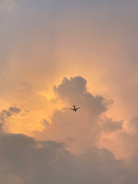 #sky #sunset #airplane Sunset Airplane, Airplane Sunset, Mint Aesthetic, Sky Images, Sky Sunset, Evening Sky, Cover Artwork, Sky Art, Sunset Sky