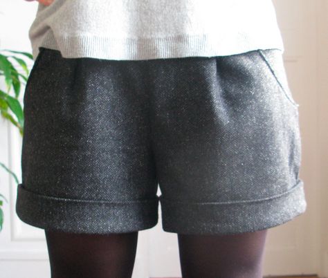 Un short, puis un autre, puis un autre, puis… Patron Short, Diy Vetement, Look Short, Couture Sewing, Diy Couture, Cute Shorts, Handmade Clothes, Sewing Clothes, Outfits Casuales