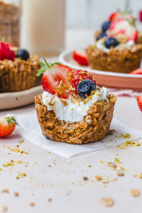 Breakfast Granola Cups, Yoghurt And Fruit, Froyo Bites, Granola Cups, Breakfast Granola, Baked Granola, Gluten Free Granola, Granola Breakfast, Cupcake Tray