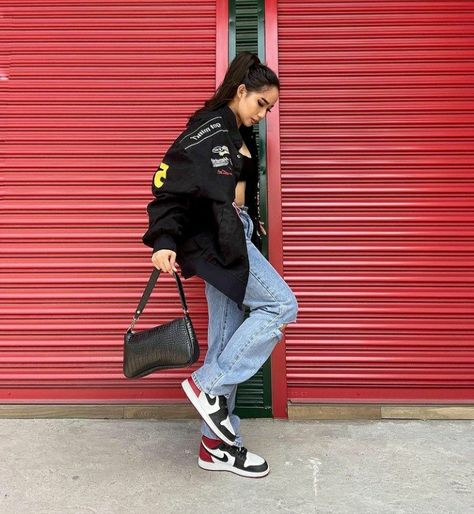 Red Air Jordan 1 Outfit Women, Red Jordans Outfit For Women, Black Jordans Outfit, Sneaker Aesthetic, Red And White Jordans, Air Jordan 1 Outfit Women, Panda Outfit, Air Jordan Outfit, Nike Panda