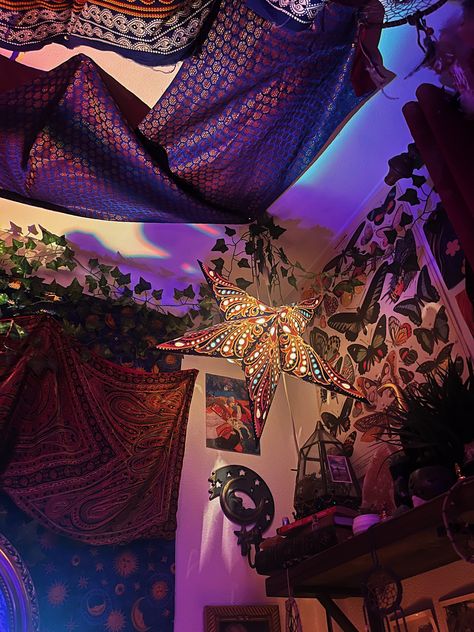 Room inspiration boho vibes vibey interior design style hippie bohemian decor decoration aesthetic design grunge teen room dream room 2023 plants mosaic lamp salt lamp crystals maximalist books clutter core Knick knacks bottles camera chill Whimsigoth Decor Bedroom, 90s Whimsigoth Room, Whimsy House Decor, Whimsi Goth Bedroom, Whimsigoth Dorm Room, Weird Bedroom Decor, Gypsycore Room, Whimsigoth Bedroom 90s, Whimsigoth Tapestry