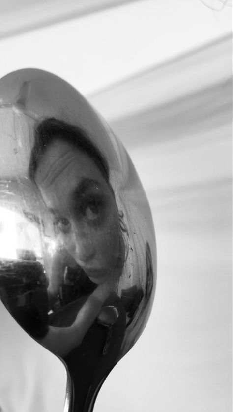 Mirror Film Photography, Spoon Reflection Photography, Reflection Film Photography, Hidden Portrait Photography, Modern Art Photography, Distorted Mirror Reflection, Narcissism Photography, Mirror Image Drawing Ideas, Artistic Self Portrait Photography Ideas