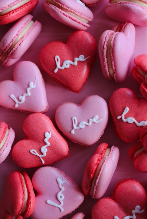 Macarons Themed Macarons, Macaroon Wallpaper, Pastel Desserts, Lucky Food, Valentines Baking, Macaron Flavors, Macaron Cookies, Valentines Day Chocolates, Party Themes For Boys