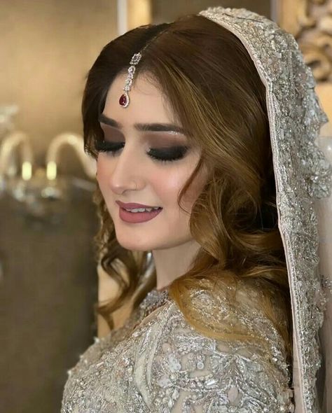 Bridal looks bridal dress ideas bridal makeup ideas makeup ideas Pakistani Bride Makeup, Bridal Makeup Pakistani, Barat Makeup, Bridal Dress Ideas, Couple Dressing, Pakistani Makeup Looks, Makeup Bridal Looks, Pakistan Bride, Asian Bridal Hair