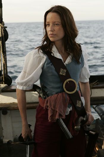 this, is a woman portraying Mary Read; a famous lady pirate who sailed the open seas.. Anne Bonny And Mary Read, Pirates History, Female Pirates, Mary Read, Caribbean Pirates, Pirate History, Anne Bonny, Pirate Costumes, Golden Age Of Piracy