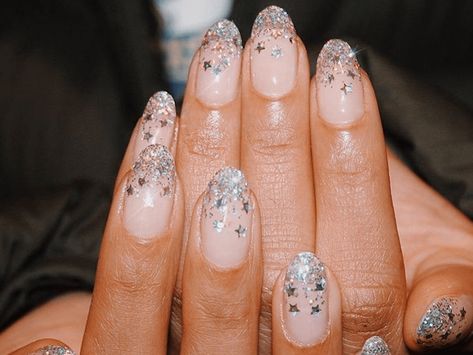 23 Glitter Ombré Nail Designs For Your "Bejeweled" Era Uñas Taylor Swift, Sparkly Christmas Nails, Taylor Swift Nails, Snowflake Nail Design, Diamond Nail Designs, Ombre Manicure, Nagellack Trends, Ombre Nails Glitter, Ombre Nail Designs