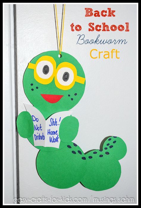 Back-to-School Bookworm Craft-- I would do this for reading time Bookworm Craft, Worm Crafts, September Crafts, Back To School Crafts, School Themes, Book Worm, Preschool Fun, Themed Crafts, Reading Time