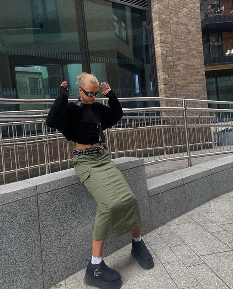 Outfit With Long Skirt, Green Midi Skirt Outfit, Khaki Skirt Outfits, Skirt Boots Outfit, Long Skirt Outfits Aesthetic, Long Khaki Skirt, Green Skirt Outfits, Cargo Skirt Outfit, Long Skirt Outfit