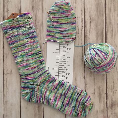 Toe Up Socks Pattern Free, Fish Lips Kiss Heel, Men Socks Pattern, Toe Up Socks, Fish Lips, Knitted Socks Free Pattern, Knitting Tips, Loom Knitting Patterns, Sock Knitting