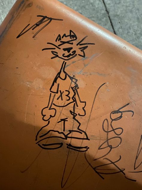 Small Graffiti Ideas, Y2k Graffiti Art Style, Graffiti Inspo Art, Graffiti Artstyle, Graffiti Art Ideas, Pencil Graffiti, Bird Graffiti, Street Art Drawings, Graffiti Animals