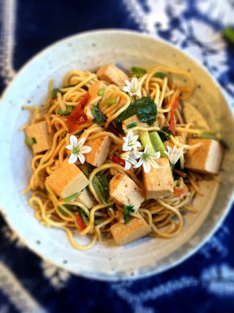 Alessandra Zecchini: Tomato tofu with vegetables and Hokkien noodles Tomato Tofu, Vegan Recipes Gluten Free, Hokkien Noodles, Eating Flowers, Food Journals, Food Foraging, Ny Food, Recipes Salads, New York Food