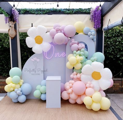 Décoration Baby Shower, Flower Birthday Party, 1st Birthday Girl Decorations, Simple Birthday Decorations, First Birthday Party Decorations, Pastel Balloons, Girl Birthday Decorations, Birthday Party Theme Decorations