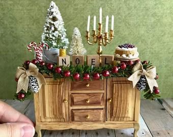 Miniature Objects, Christmas Dollhouse, Dollhouse Decorating, Miniature Christmas Tree, Christmas Miniatures, Christmas Shadow Boxes, Dollhouse Garden, Mini Houses, Dollhouse Christmas