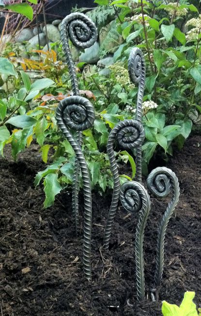 Fiddlehead Ferns, Yard Sculptures, Welding Art Projects, Garden Decor Ideas, Metal Yard Art, Garden Art Sculptures Diy, Metal Garden Art, Garden Art Crafts, Garden Art Sculptures