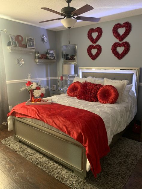 White And Red Room Ideas, Red And Grey Room Ideas, Red And White Room Ideas, Red Theme Bedroom Ideas, Room Ideas Aesthetic Red And White, Red And Silver Bedroom Ideas, Red And White Aesthetic Bedroom, Red And White Room Decor, White And Red Bedroom Ideas