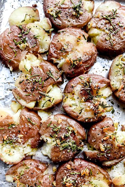 Rosemary Garlic Butter Smashed Potatoes | foodiecrush Smashed Red Potatoes, Cookies Banane, Summer Appetizers Easy, Smashed Potatoes Recipe, Rosemary Garlic, Foodie Crush, Summer Appetizer, Smashed Potatoes, Potato Side Dishes