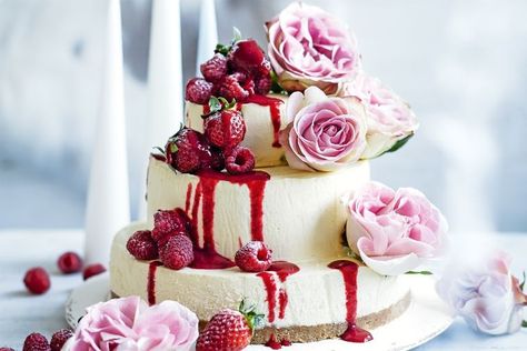 Sprinkle a little wow-factor over your festive celebration with this spectacular show-stopping dessert. White Chocolate Cheesecake Recipes, Cheesecake Wedding Cake, Wedding Cheesecake, Chocolate Wine, Chocolate Cheesecake Recipes, Wedding Cake Alternatives, White Chocolate Cheesecake, Traditional Wedding Cakes, Cheesecake Cake