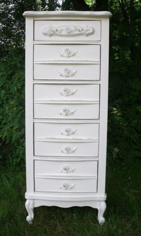 Happy Saturday Friends.I can Shabby Chic Dresser Diy, Dressers Diy, Nightstand Painted, Shabby Chic Nightstand, Lingerie Dresser, Chest Makeover, Chic Nightstand, Dresser Diy, Happy Saturday Friends