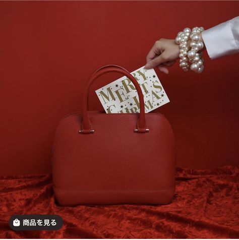 Luxury Bags Photography, Christmas Advertising Campaigns, Christmas Advertising Design, Bag Shoot, Shooting Bags, Christmas Advertising, Holiday Handbag, Fashion Still Life, Christmas Campaign