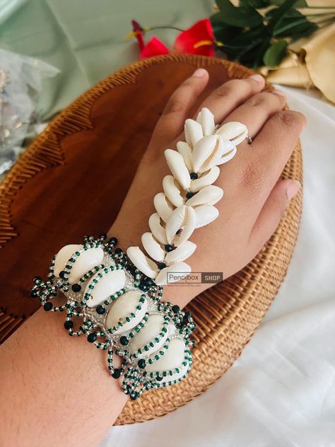 Puka Shell Bracelet, Rakhi Gift, Shell Jewellery, Hand Cuff Bracelet, Jewelry Pakistani, American Diamond Necklaces, Jewelry Drawing, Bangles Indian, Party Kleidung