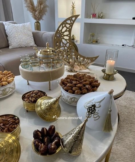 Ramadan Table Setting, Ramadan Aesthetic, Table Ramadan, Ramadan Table Decor, Eid Ul Fitr Decorations, Ramadan Recipes Iftar, Ramadan Sweets, Ramadan Table, Plats Ramadan