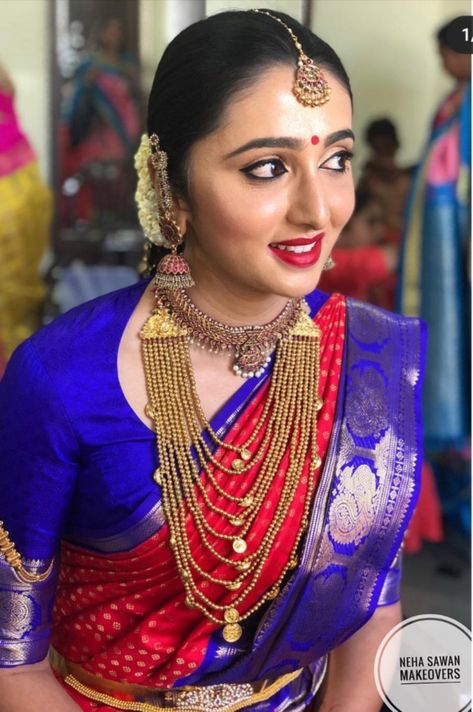 Red Pattu Saree With Blue Blouse, Red Saree With Blue Blouse, Bride Natural Makeup, Indian Gown Design, Madisar Saree, Saree South Indian, Hairstyle Indian, Gold Saree, South Indian Bride Saree