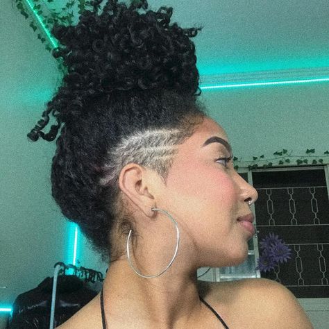 Shaved Side Curly Hairstyles Black Women, Side Undercut Black Women, Shaved Side Curly Hair, Black Woman Undercut, Side Undercut Long Hair, Undercut Black Women, Curly Hair Shaved Side, Shaved Curly Hair, Side Undercut