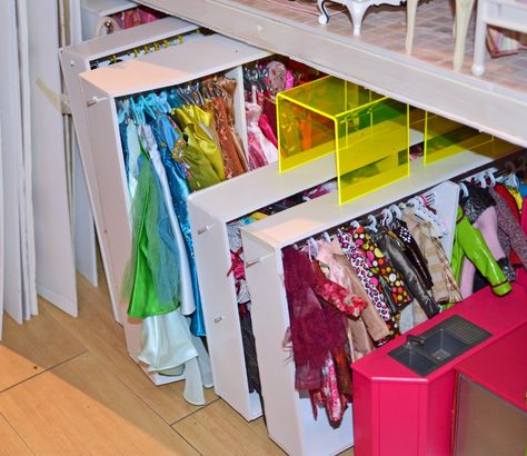 Barbie Doll Closet Diy, Diy Doll Closet, Doll Clothes Storage Ideas, American Girl Storage, Barbie Display, Barbie Storage, Barbie Organization, Barbie Hacks, Doll Organization