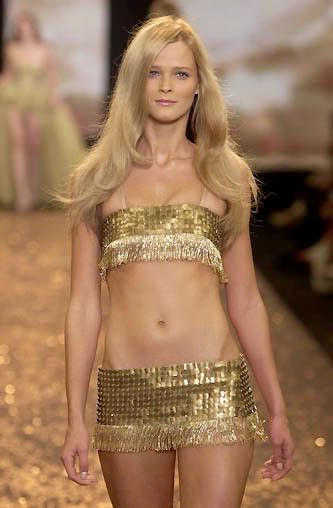 Vintage Victoria's Secret Carmen Kass 90s, Carmen Kass Runway, Carmen Kass, Victoria Secret Runway, Vs Fashion Shows, Victoria Secret Fashion, Famous Models, Victoria Secret Fashion Show, Beauty And Fashion